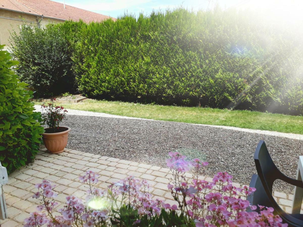 Gite Aux Lauriers Lacroix-sur-Meuse Εξωτερικό φωτογραφία